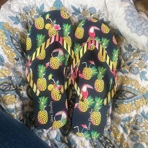 NWOT Vera Bradley flip flops size M
